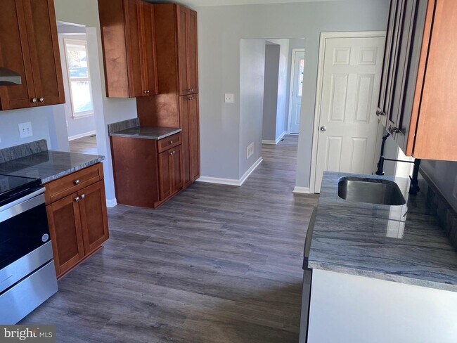 Building Photo - 2605 Maple Ave