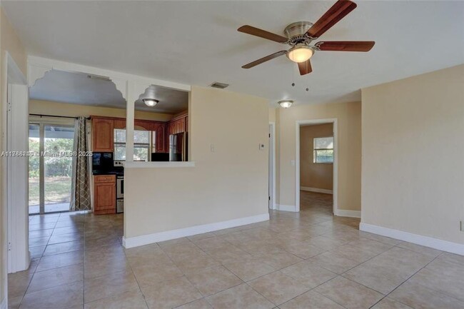Building Photo - 3 bedroom in Hollywood FL 33024