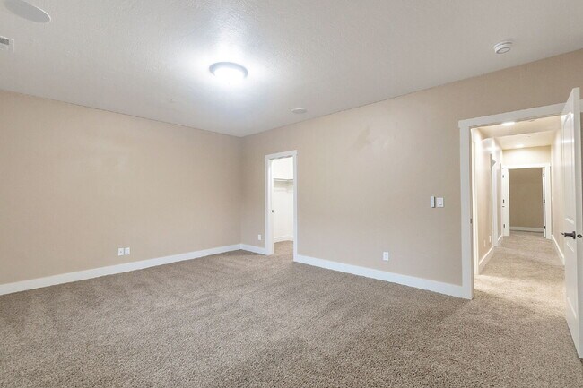 Building Photo - Suncrest — Stunning 4 Bed, 4 Bath Home - SPACIOUS LIVING