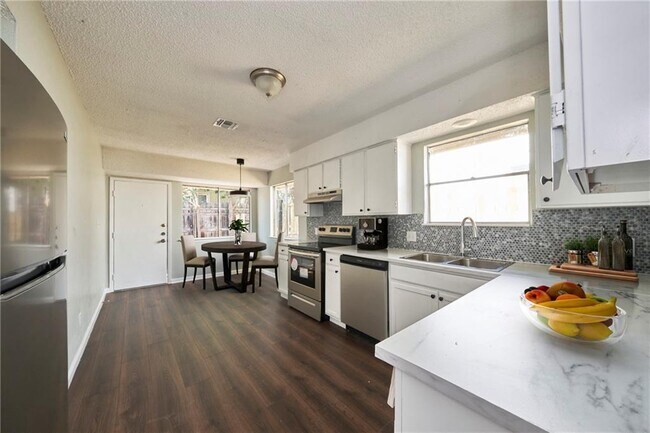 Building Photo - 902 Fieldwood Dr