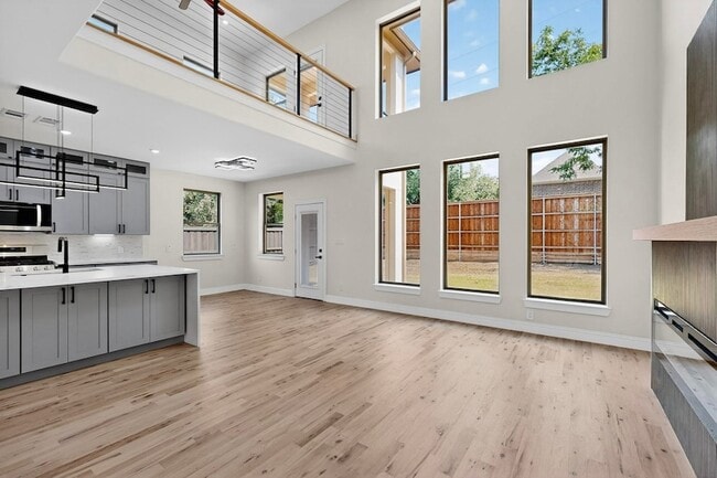 Building Photo - 1840 Highland Dr E