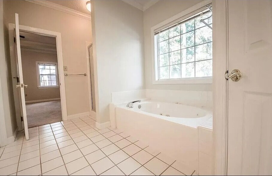 Building Photo - 2 Lauries Pt