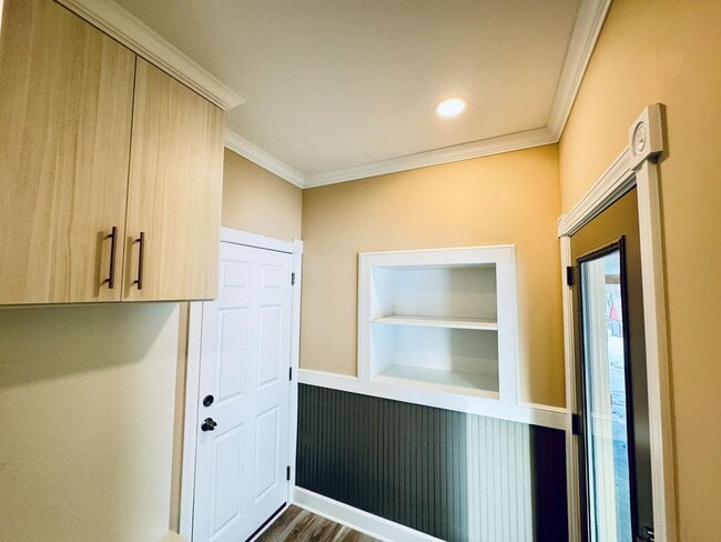 Building Photo - Luxury country rental 4x3 gated off black top!