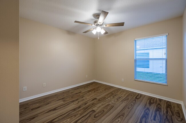 Building Photo - 1100 W 13th Square