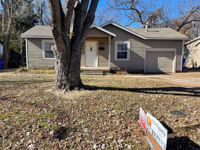 Building Photo - 2 bed one bath with Large outdoor space, o...