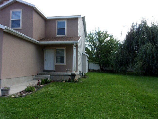 Building Photo - 1919 Twilight Ln E