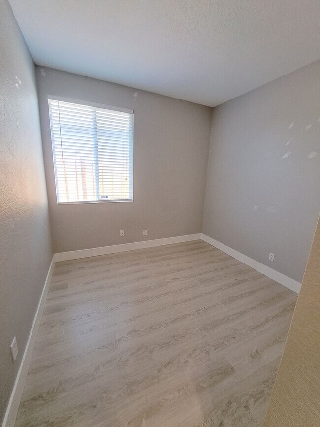 Building Photo - Stunning Home is Tastefully Done & Move In...