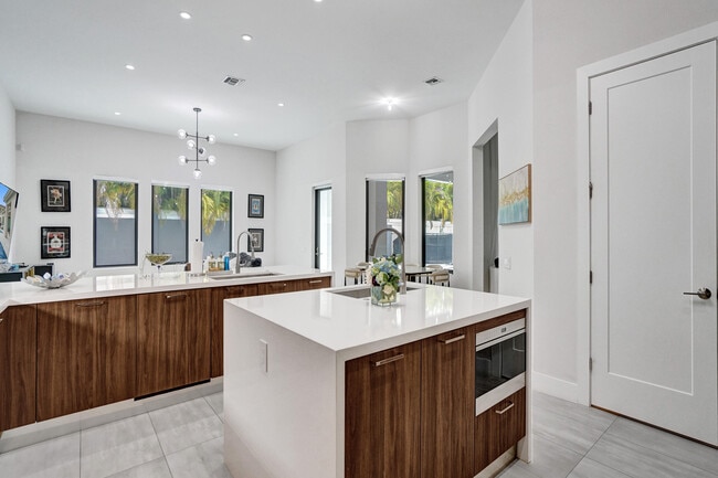 Building Photo - 5663 Brookfield Cir W