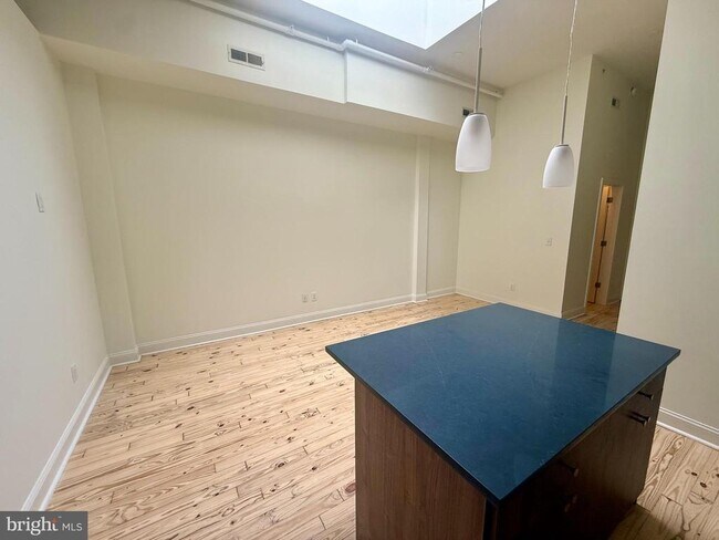 Building Photo - 1733 Chestnut St