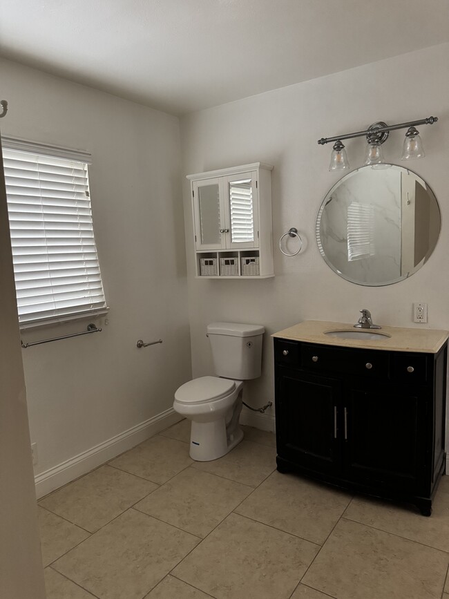 large bath with laundry - 7015 Trolleyway