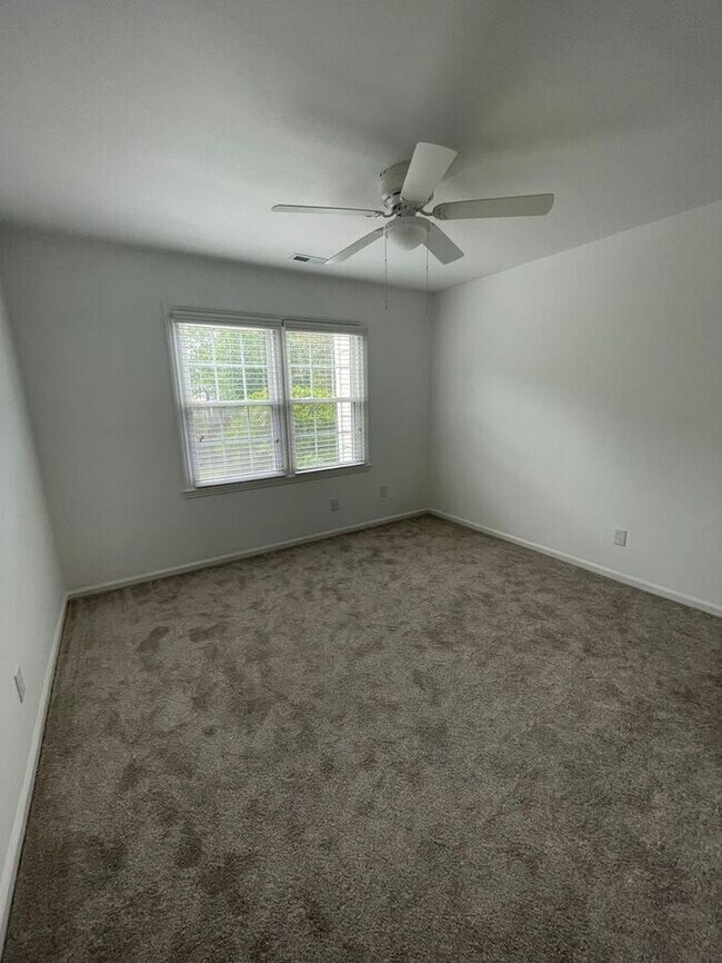 Building Photo - Beautiful 3-bedroom, 2.5 bath townhome in the highly desirable Governors Square subdivision.