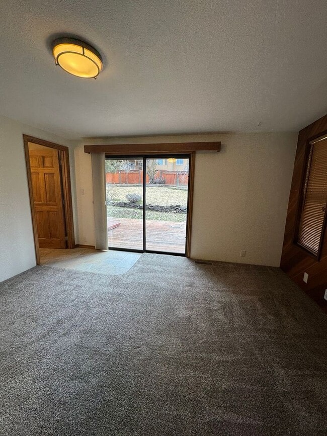 Building Photo - 3 Bdrm, 3 Bath home in Lynnewood with Gourmet Kitchen, 3 miles to Sky Lakes Medical Ctr and OIT