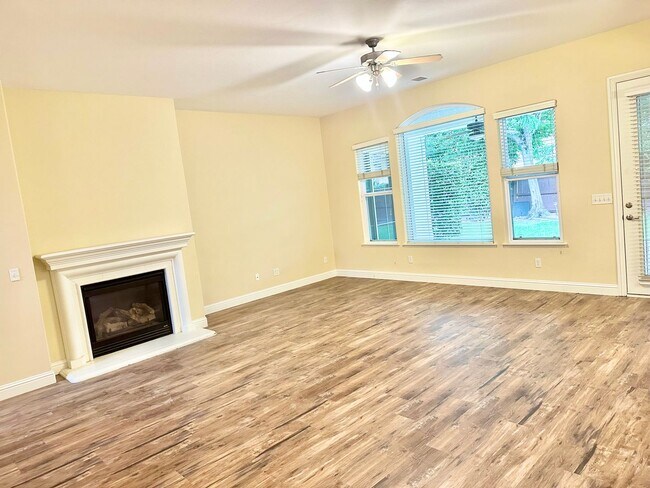 Building Photo - Stunning5 Bedroom North Fresno Granville