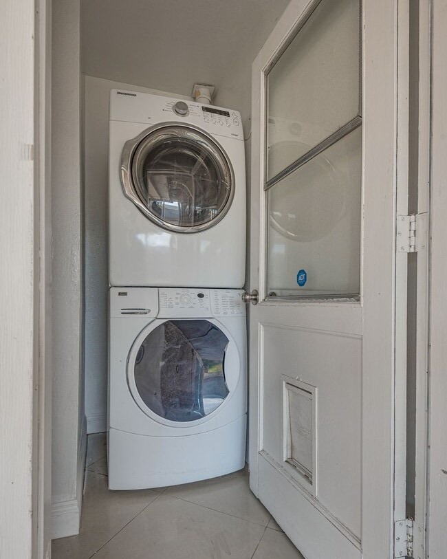 Building Photo - Charming Single-Story Home with Open Living Spaces and Large Backyard in Las Vegas