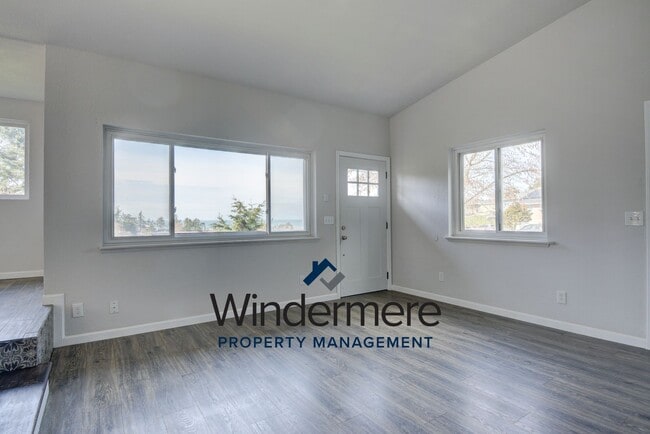 Building Photo - Charming 3 Bedroom 2 Bathroom Home in Sierra with Water View