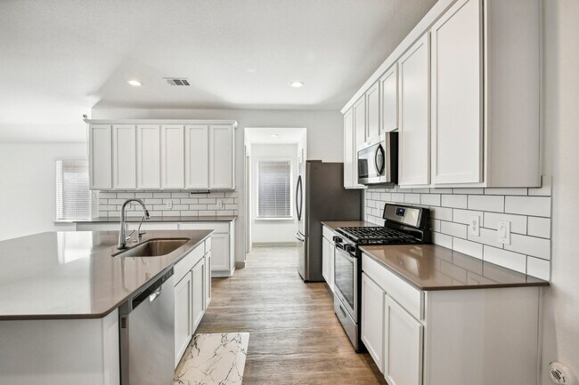 Building Photo - 8011 House bank Ln