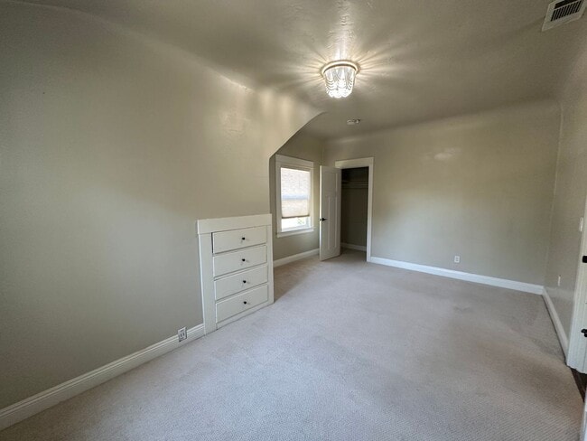 Building Photo - Beautifully Renovated 5 Bedroom Midtown Home