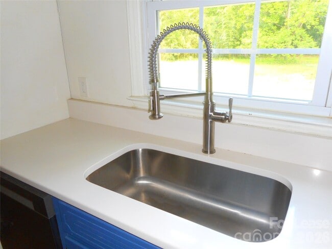 Building Photo - 733 Catawba Cir N