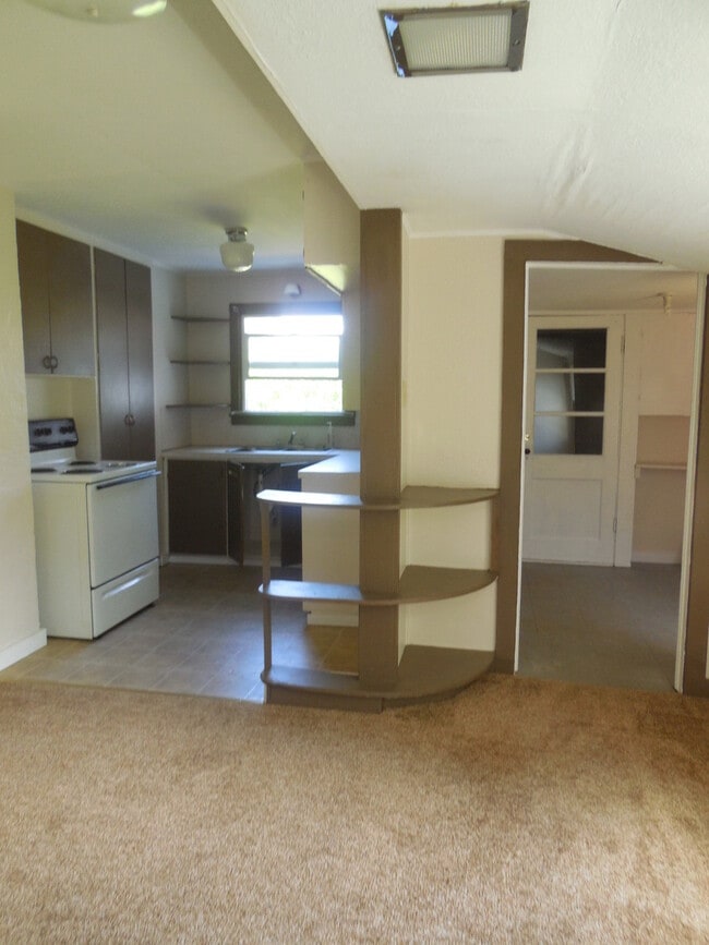 Building Photo - 2 Bed 1 Bath Cottage