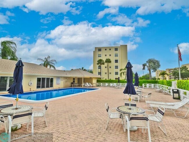 Building Photo - 121 SE 3rd Ave