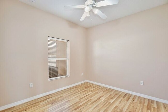 Building Photo - Spacious 4/2 Home with a Large Fenced Backyard and a 2 Car Garage Located in Buena Ventura Lakes ...