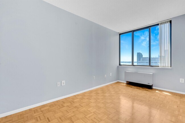 Building Photo - 45 River Dr S