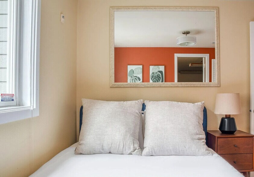 Building Photo - 16901 SE 25th St