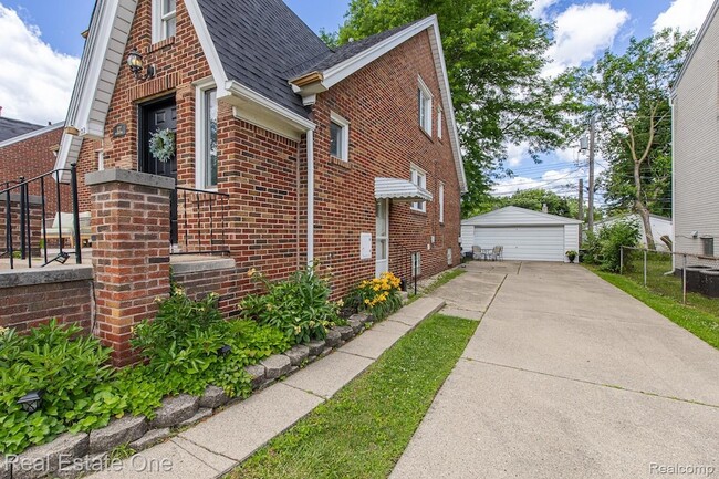 Building Photo - 122 W Houstonia Ave