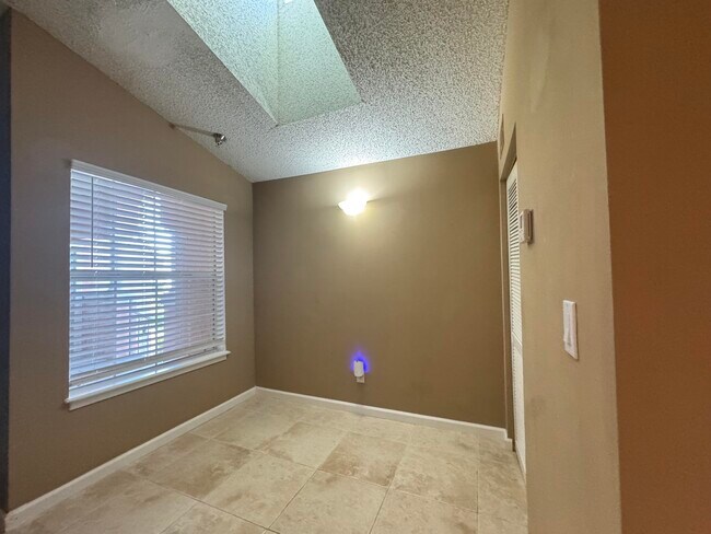 Building Photo - 1165 Crystal Way