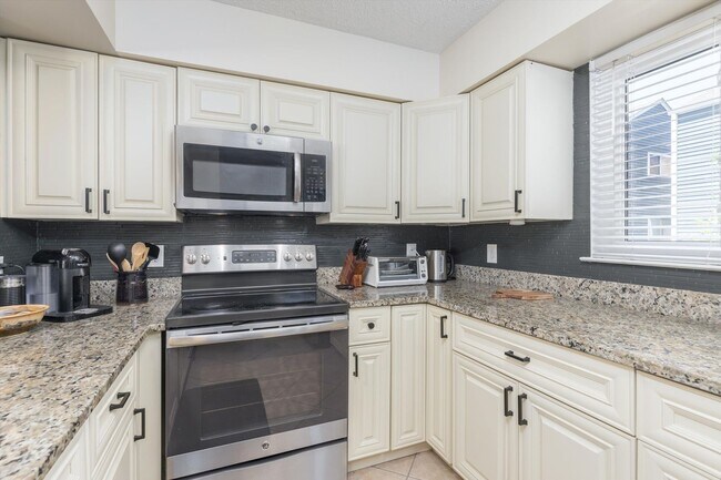 Building Photo - Fully Furnished Beach Rental