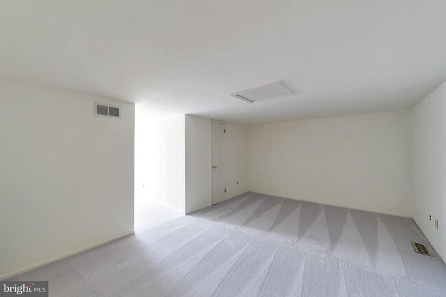 Building Photo - 10 Liberte Ln