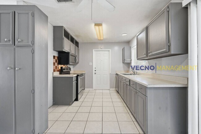 Building Photo - 701 Aviaton Ave