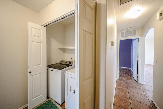 Building Photo - 10935 W Ruth Ave