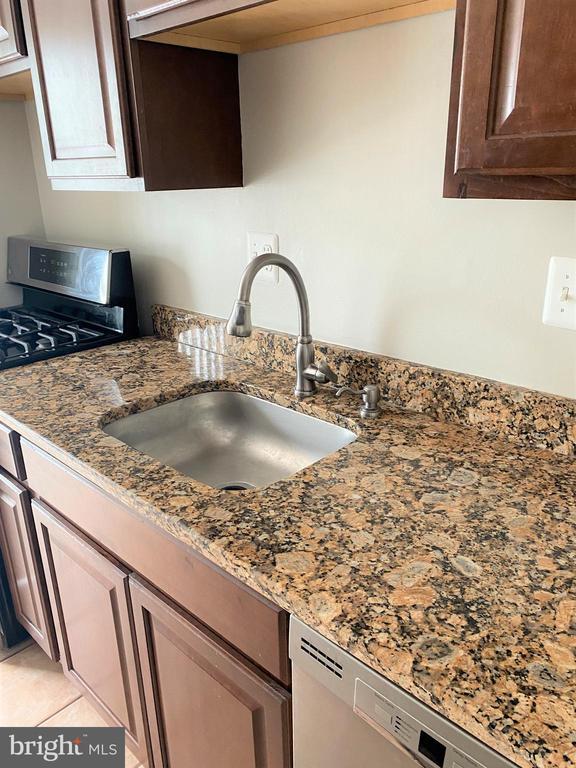 Building Photo - 5606 Bloomfield Dr