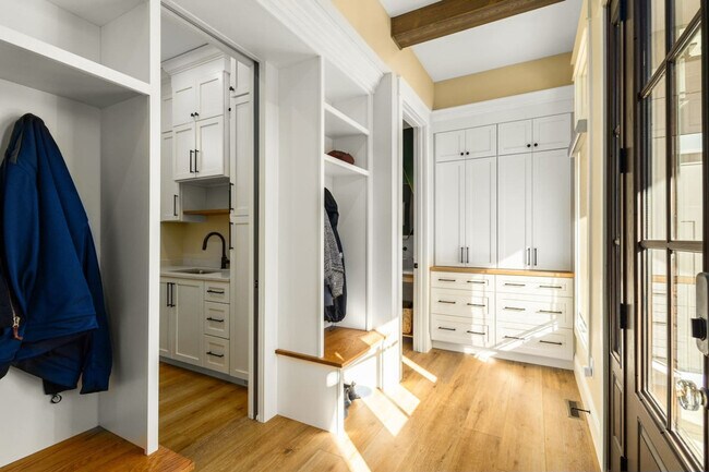 Building Photo - 1112 N St Peter St