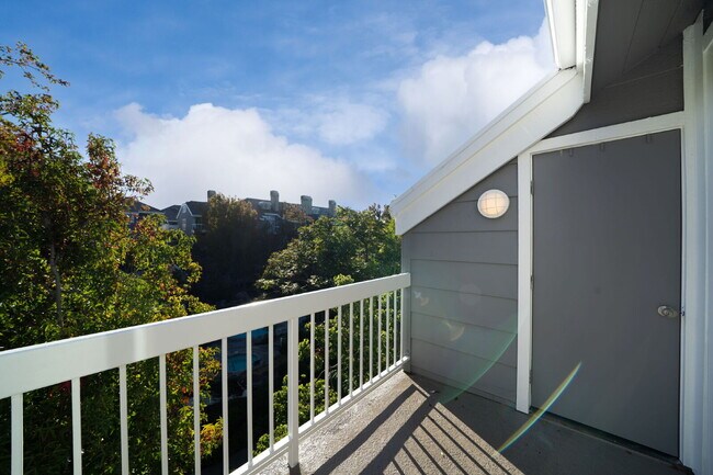 Building Photo - Coastal Corner Loft, Quiet, Bright & Stylish