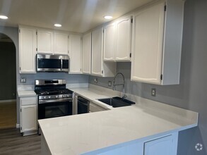 Building Photo - 3bd/2ba Downstairs corner unit with A/C!