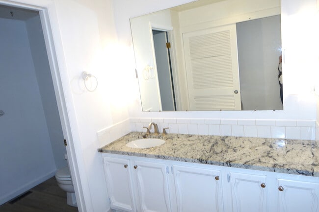 Building Photo - Updated Condo in Park-Like Setting