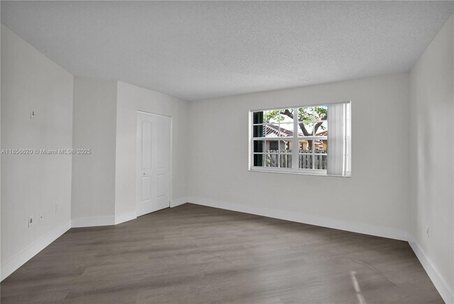 Building Photo - 9715 Fontainebleau Blvd