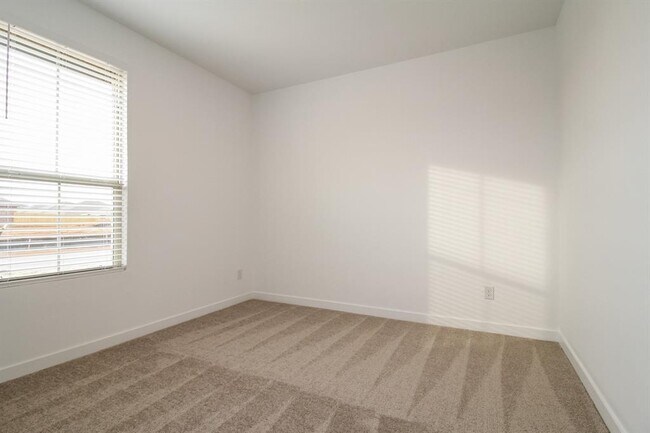 Building Photo - 1912 Ponderosa Pne Ln