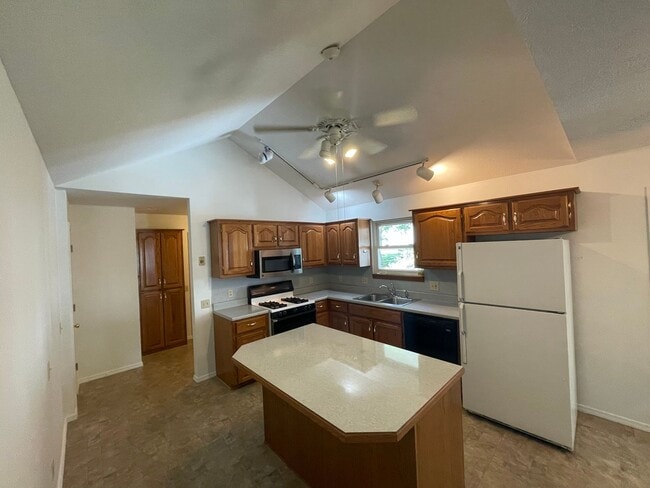 Building Photo - COMING SOON!! Quaint 3 bedroom home! If yo...