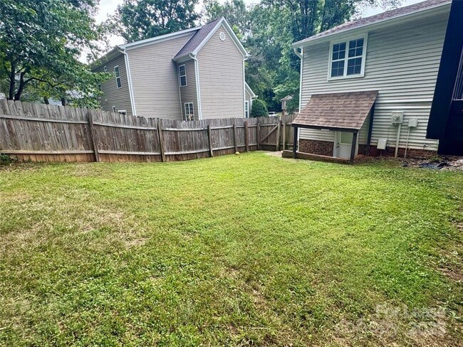 Building Photo - 707 Regency Dr