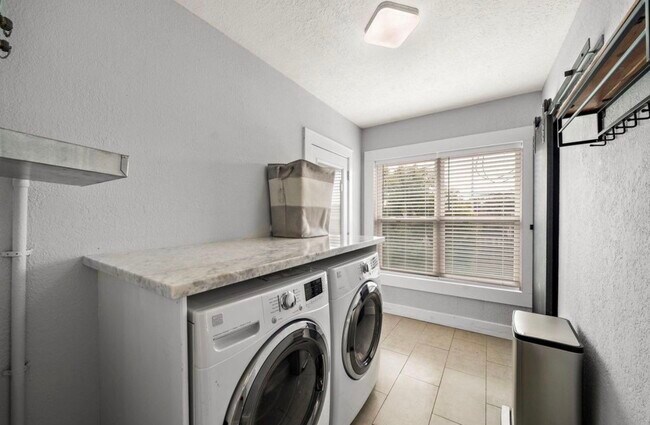 Building Photo - 1635 Castle Ct