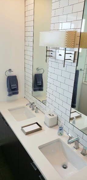 Building Photo - 910 Hinman Ave