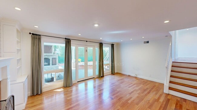 Building Photo - Large Spacious Home with a Pool!