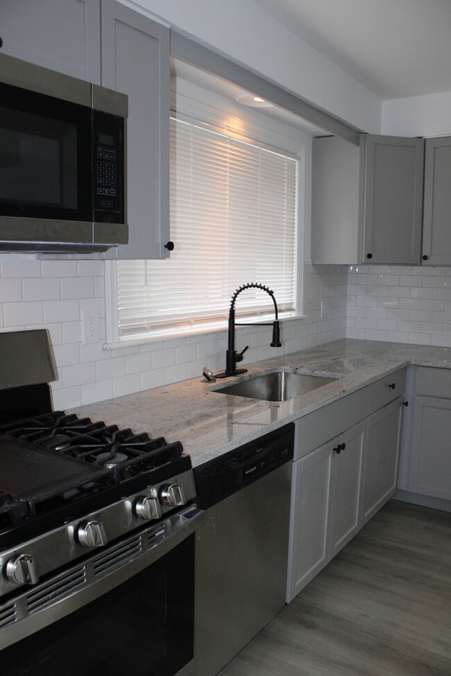 Building Photo - Newly rehabbed 3 bed - 2 full bath in Glad...