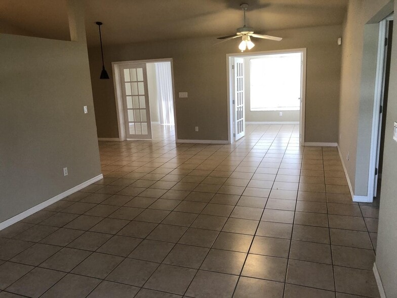 Building Photo - 3 bedroom 2 bathroom single family home
