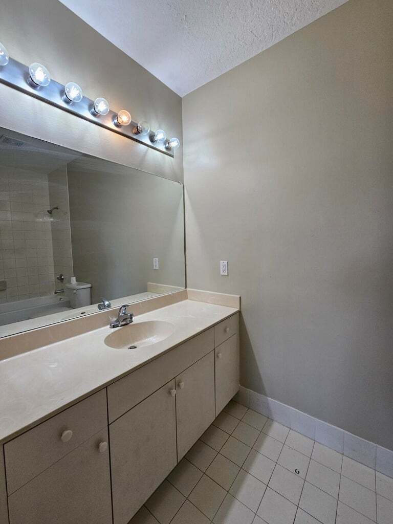 Building Photo - 1063 Golden Lakes Blvd