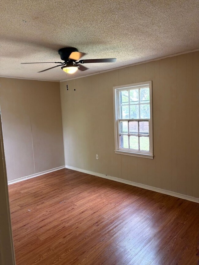 Building Photo - 1920 Windsor Ave