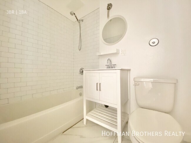 Building Photo - 402 N Ave 54